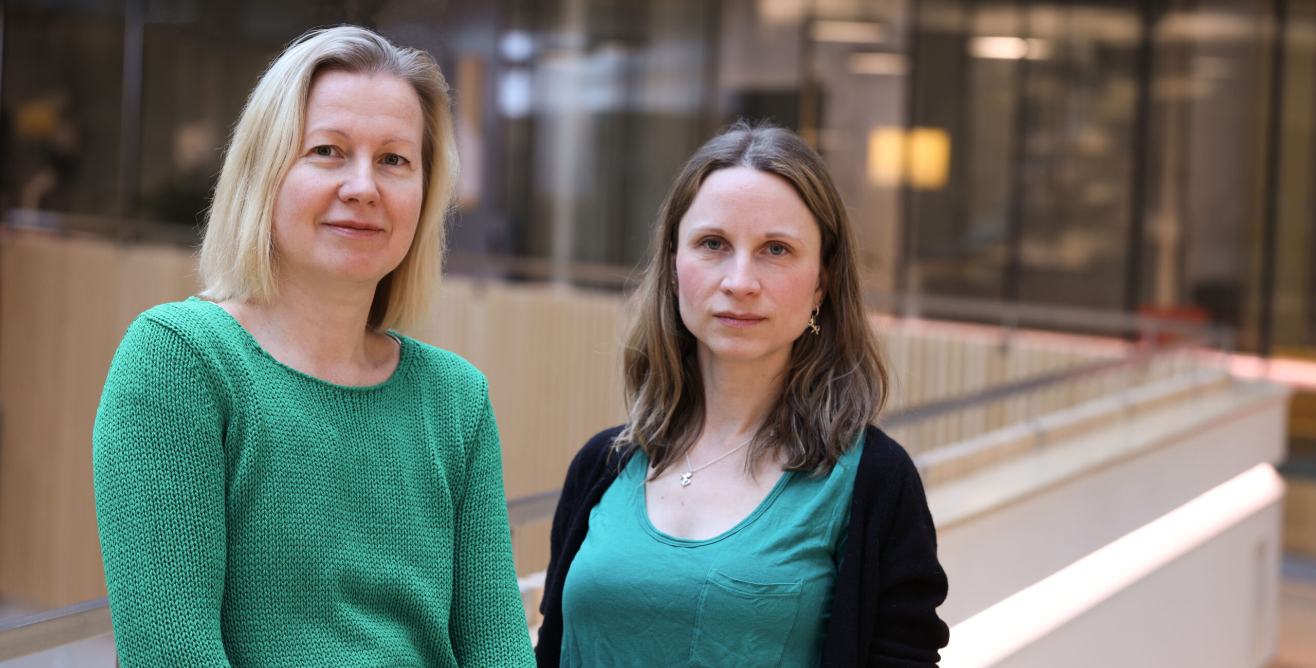 Bild på Inga Sovari och Karolin Bergenstråhle i Uppsala Biobank.