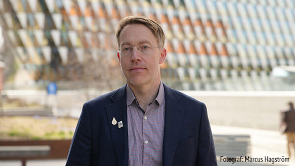 Johan Lindberg står framför Karolinska Institutet i Solna.